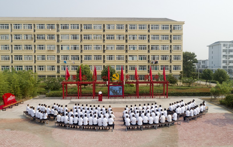 袁店二矿党委在矿开放式党校组织党员开展党性教育。。。。徐飞摄