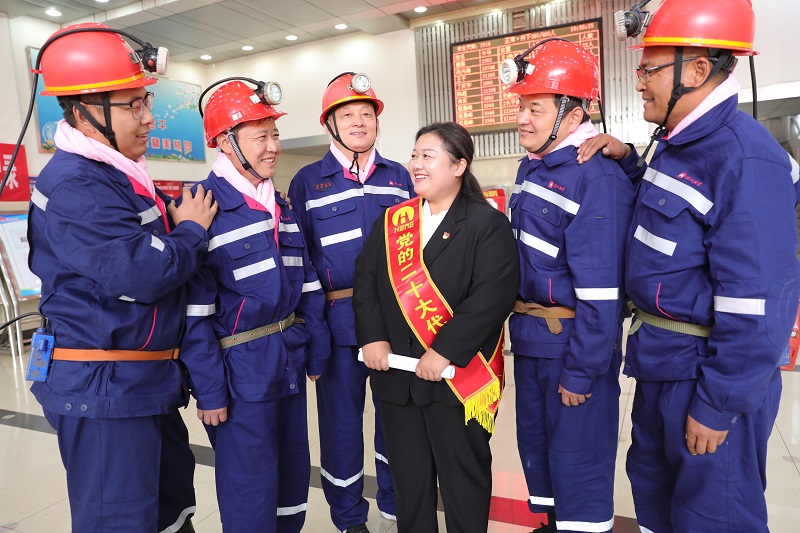 党的二十大代表刘婉春在宣讲二十大精神。。。。郑洪光摄