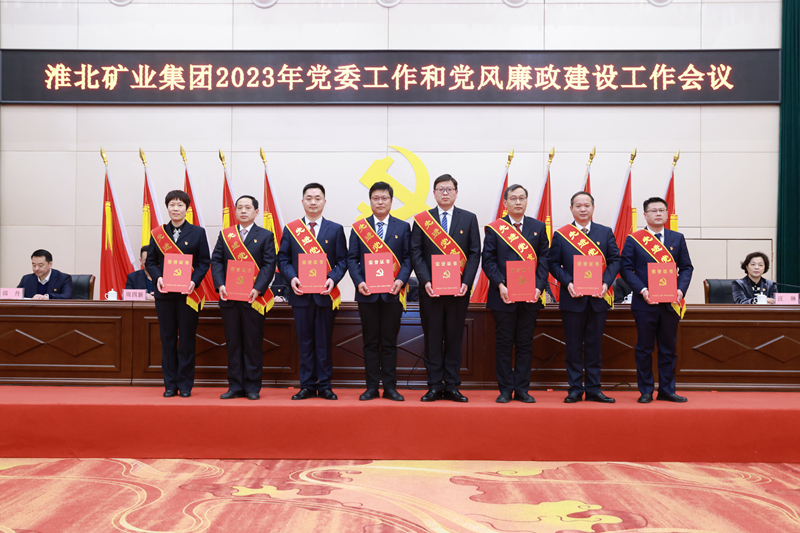 受表扬的先进党支部代表。。。。陈彪摄